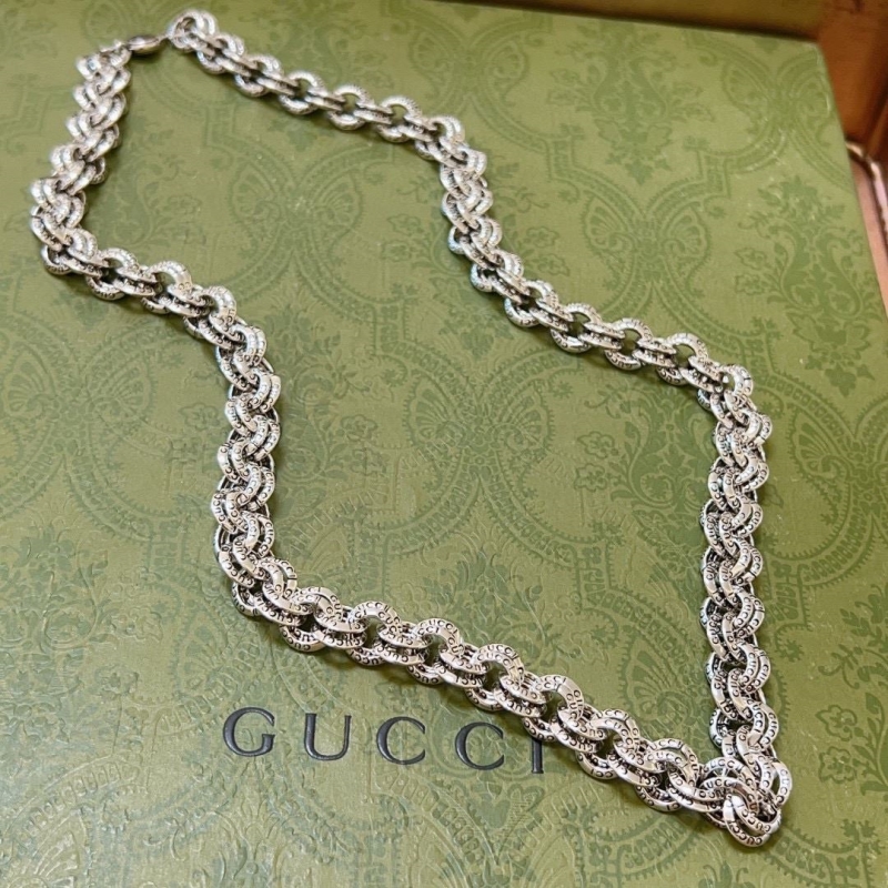 G*u*i necklaces